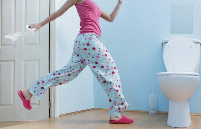 Menina corre para o banheiro