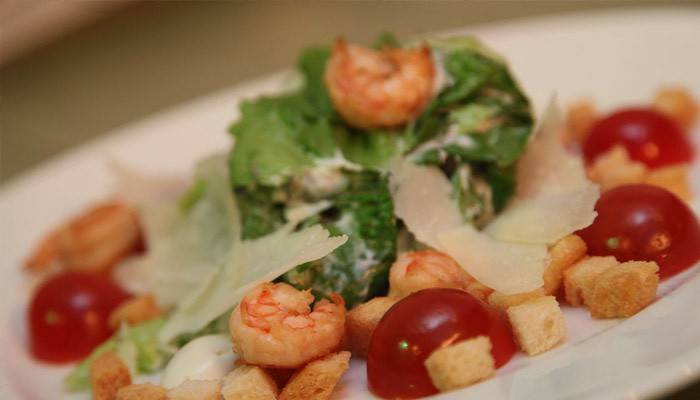 Plato de tomate y camarones