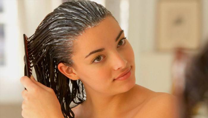Garota distribui tônico pelo cabelo dela