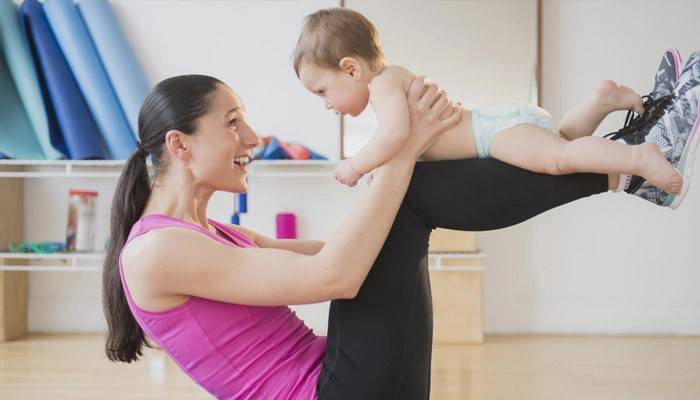 Dziewczyna angażuje się w fitness z dzieckiem