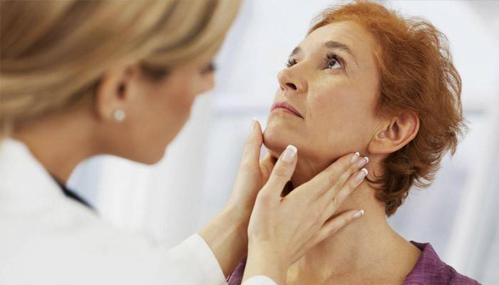 Mulher na consulta do endocrinologista