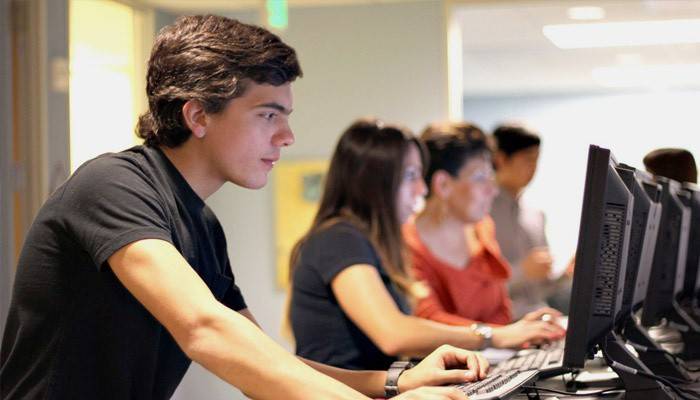 O cara trabalha no computador
