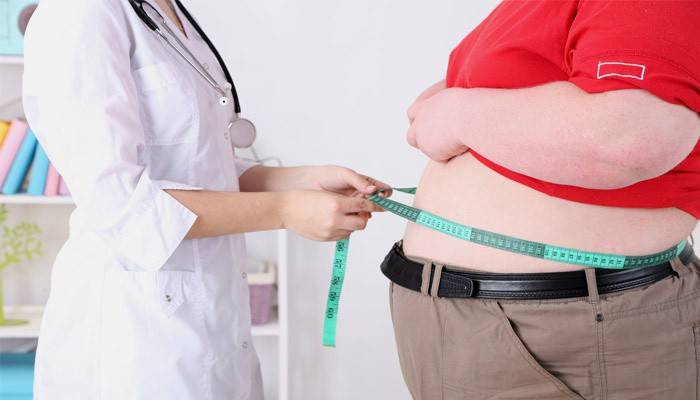 Um médico mede o volume do abdômen de um paciente obeso