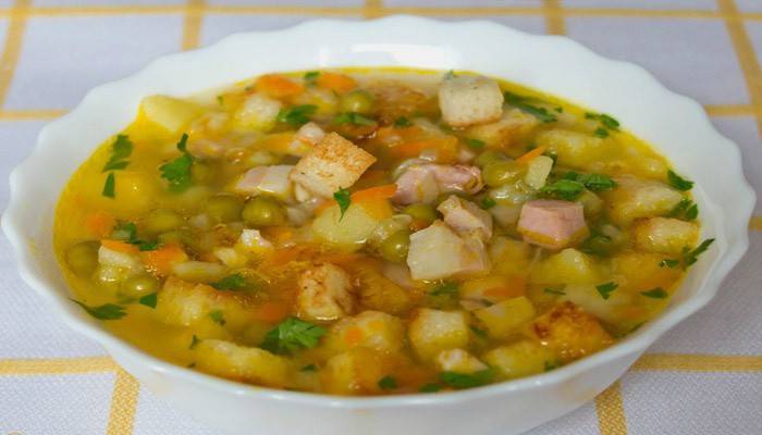 Sopa de guisantes cocinada en olla de cocción lenta