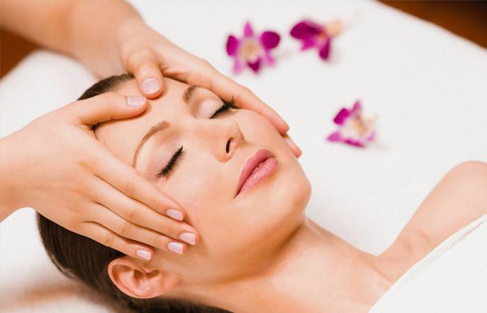 Massagem facial em um salão de beleza
