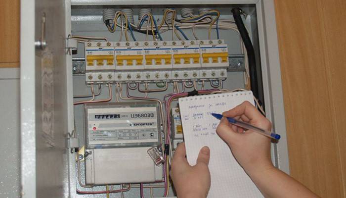 Mężczyzna rejestruje odczyty licznika elektrycznego