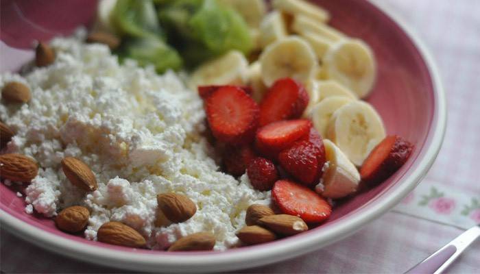 Plato con frutas y nueces