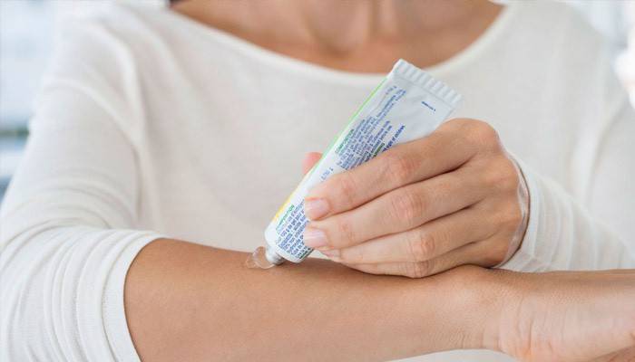 Aplikácia zinkovej pasty na pokožku rúk