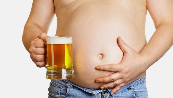 Pivo má muž s veľkým bruchom