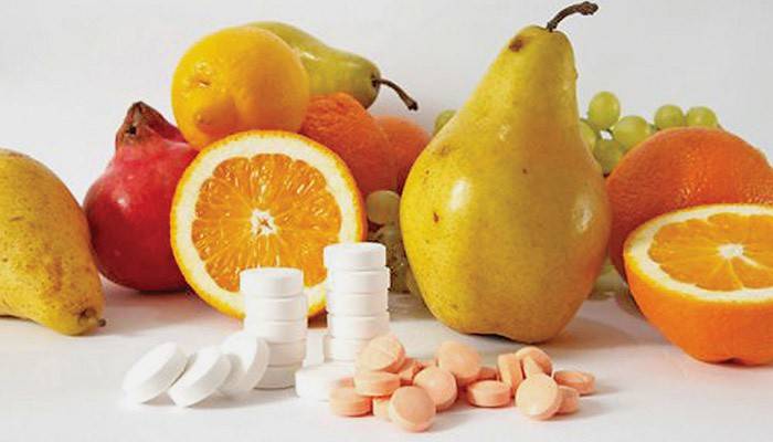 Ovocie a tablety obsahujúce vitamíny B.