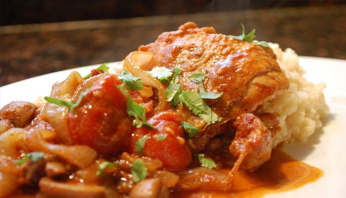 Muslos de pollo cocidos a fuego lento