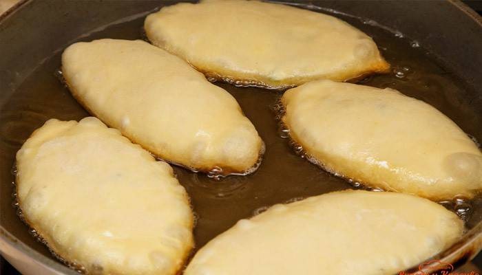 Receta sin levadura y huevos para pasteles fritos en una sartén