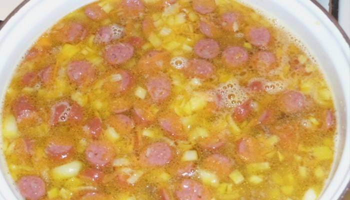 Zupa grochowa z wędzonymi żebrami