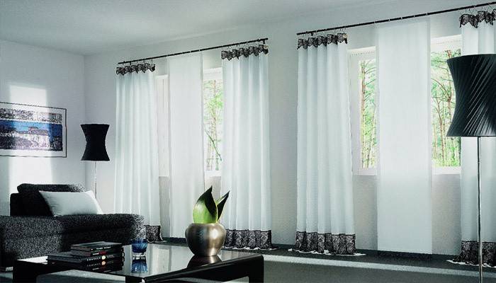 Belas cortinas no corredor