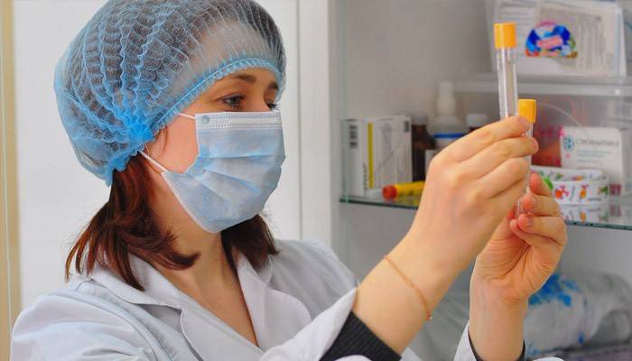 Laboratórny technik skúma skúmavky