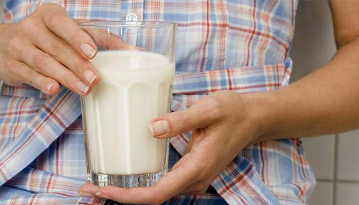 Niña sostiene un vaso de kéfir