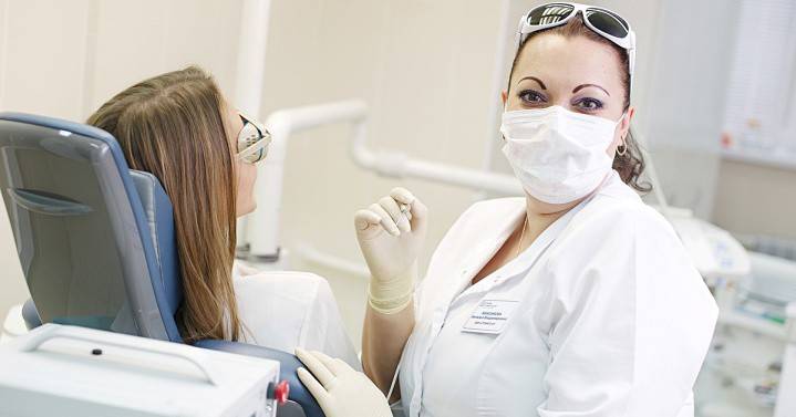 Mulher na consulta do dentista