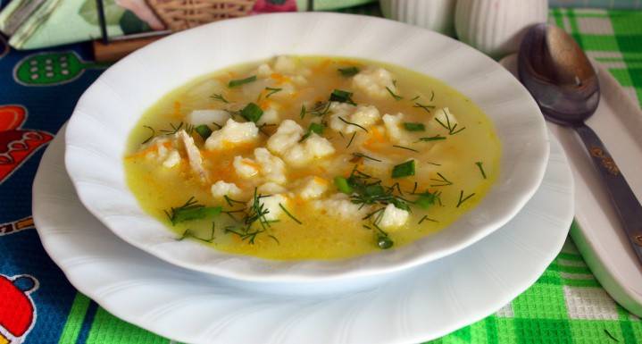 Prato de Sopa de Frango e Bolinho de Massa