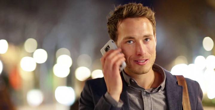 Facet rozmawia przez telefon
