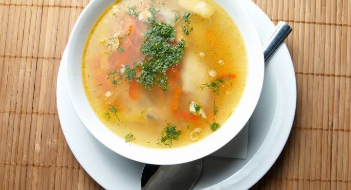 Sopa com frango e bolinhos de semolina