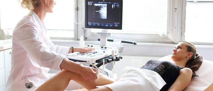 Przeprowadzanie ultradźwięków żył nóg