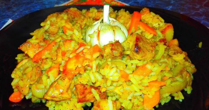 Pilaf con pollo, especias y ajo.