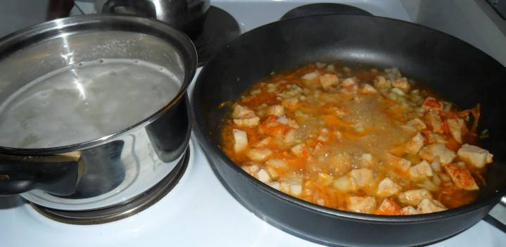 Sartén con trozos de carne para pilaf