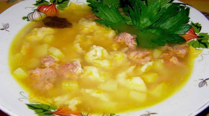 Bolinho de massa de frango e sopa de almôndega
