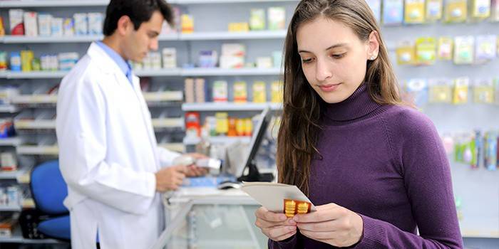 Chica en una farmacia