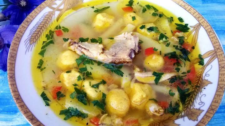 Sopa com frango e bolinhos em um fogão lento