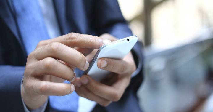 Hombre con smartphone