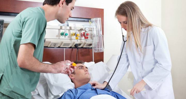 Joven en una cama de hospital