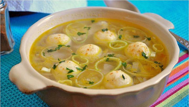 Sopa de bolinho de massa de frango