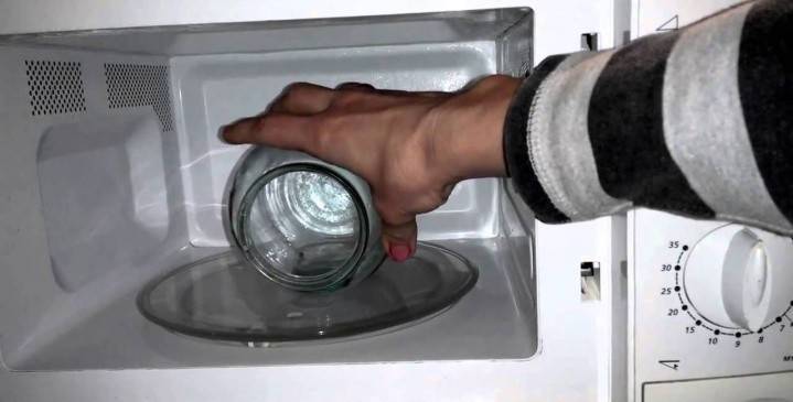 Colocar a lata no microondas