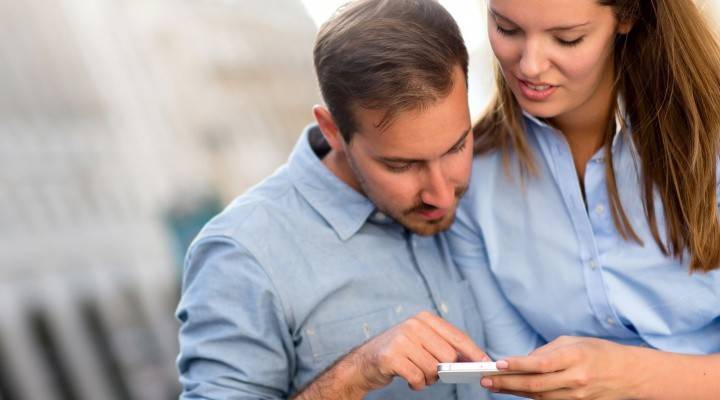 Facet i dziewczyna z smartphone
