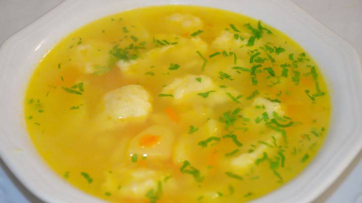 Bolinhos de queijo em caldo de galinha