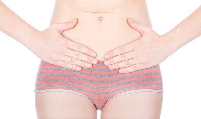 La niña tiene dolor abdominal bajo.
