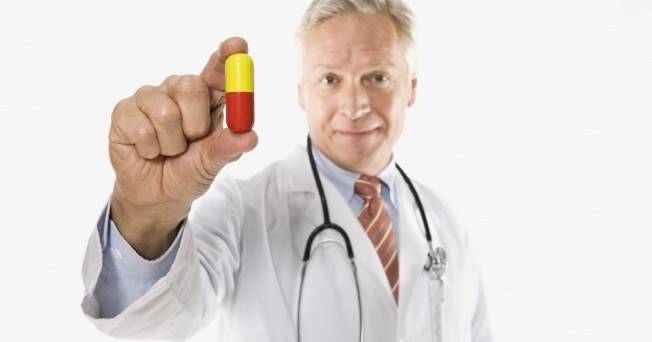 Doctor con una pastilla
