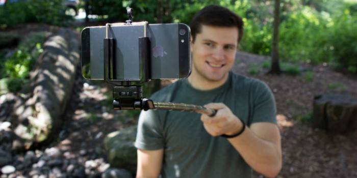 Toma de fotos y videos con un palo selfie