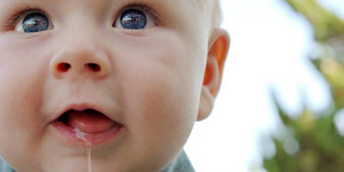 Aumento de la saliva del bebé durante la dentición.