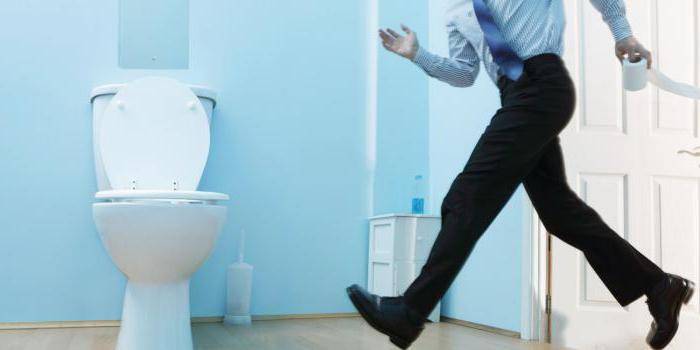 Un hombre se apresura al baño