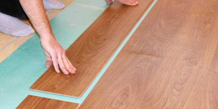 Układanie szachowych rzędów laminatu w pomieszczeniu