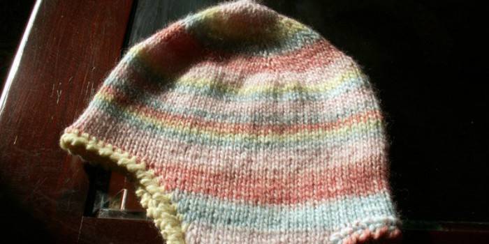 Boné com gorro para menino tricotado com as próprias mãos em agulhas de tricô