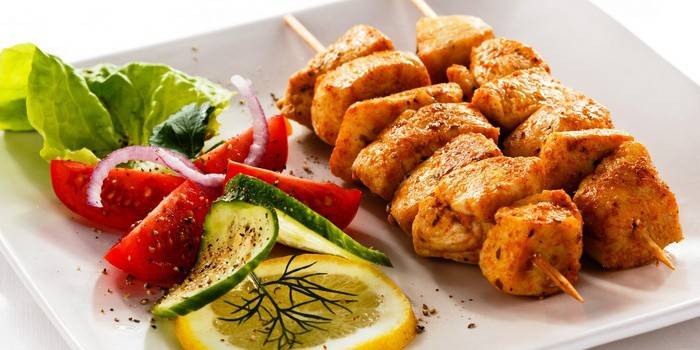 Brochetas de pollo en brochetas de madera