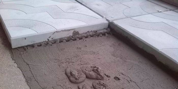 Colocación de losas sobre una base de hormigón