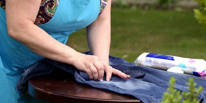 Eu removo manchas de grama de calças jeans