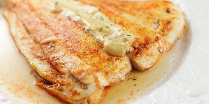 Filé de pescada em um fogão lento com creme azedo