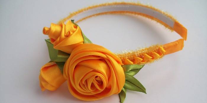 Diadema de flores de raso