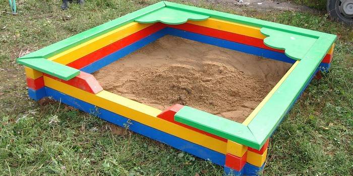 Caja de arena brillante de madera