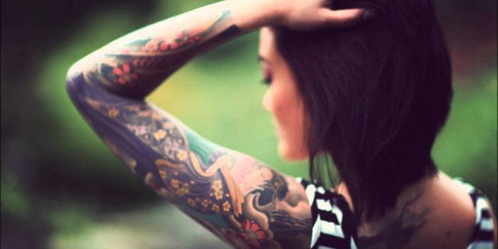 Tatuagem de cor no braço